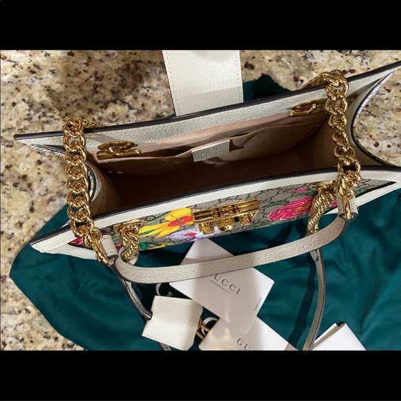 Gucci GG Flora Shoulder Bag - Picture 10 of 13